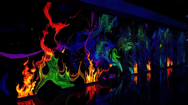 Pared exterior con colores vibrantes y llamas