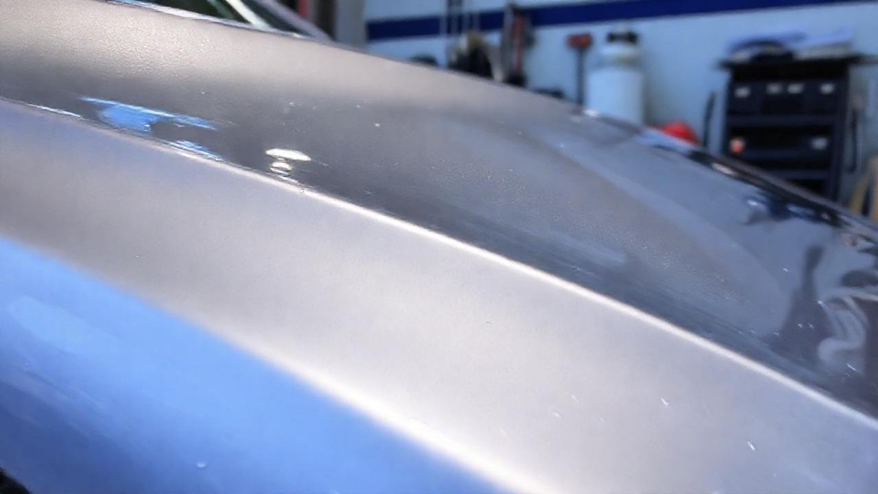Un coche brillante reluce en el garaje